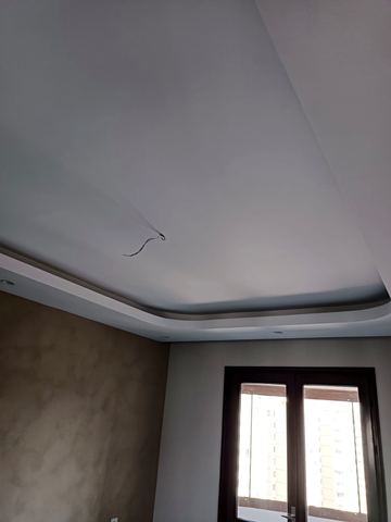 Boyası biten oda tavanı ve köşe detayı